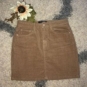 Nude / tan corduroy skirt 😍